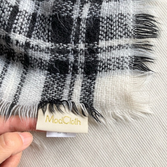 Modcloth large plaid blanket scarf wrap fringe black & white pattern 54”x54” - Picture 10 of 13